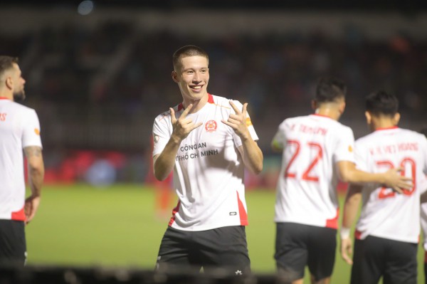 Tiền đạo Việt kiều 1,90 m tiết lộ bất ngờ: Về Việt Nam chơi bóng vì Harry Kane và…