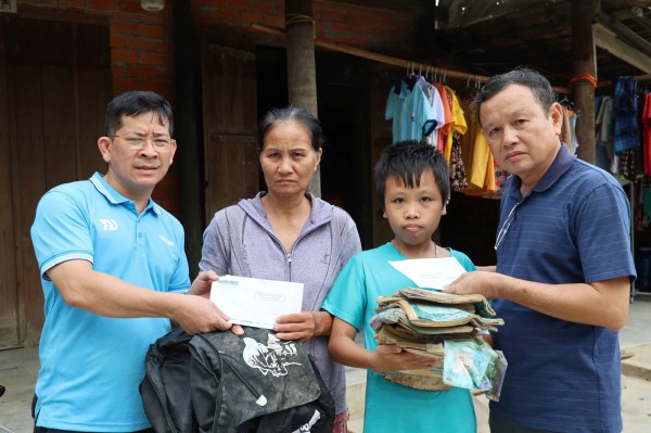 Tình người thắp sáng nơi rốn lũ