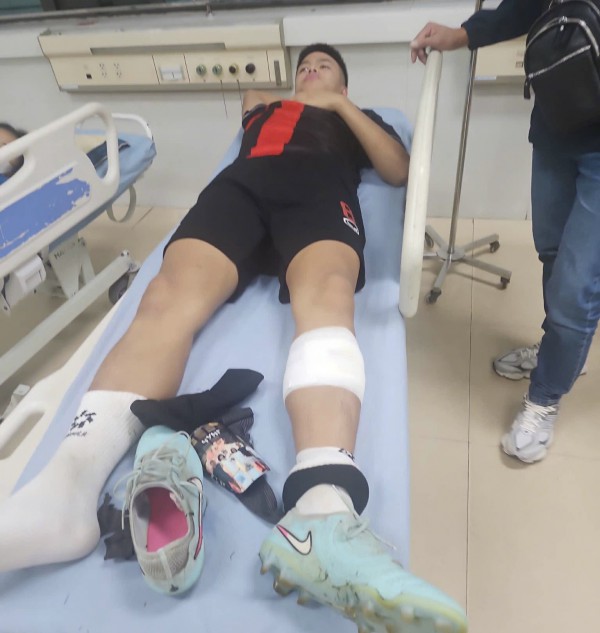 Trần Thành Trung chỉ bị khâu 5 mũi, vẫn kịp đá SEA Games 33: Thầy Kim thót tim