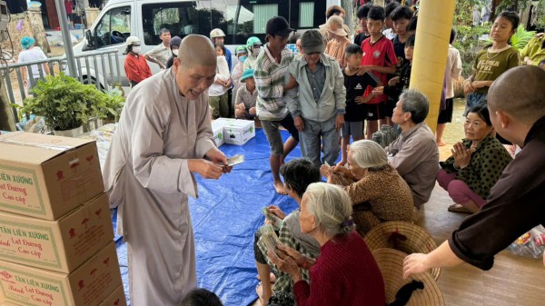 Trao hơn 1 tỉ đồng cho người dân vùng rốn lũ Hòa Thịnh