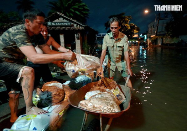 Triều cường ở TP.HCM: Người dân Thanh Đa lại khổ sở chống chọi trong đêm Triều cường ở TP.HCM: Người dân Thanh Đa lại khổ sở chống chọi trong đêm