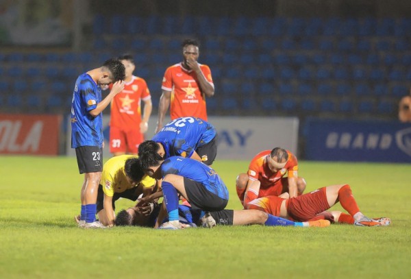 Trọng tài ngăn trung vệ cao 1,96 m của HAGL cắn lưỡi: Hành động anh hùng Trọng tài ngăn trung vệ cao 1,96 m của HAGL cắn lưỡi: Hành động anh hùng