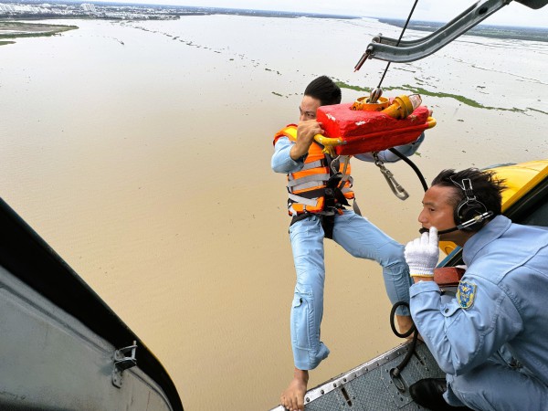 Trực thăng quân sự luyện tập bay treo cứu người tại Rạch Giá Trực thăng quân sự luyện tập bay treo cứu người tại Rạch Giá