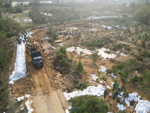 Trước bão số 15: 'Việc khổng lồ chỉ quân đội mới làm nổi'