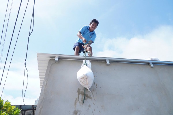 Trước giờ bão số 13 Kalmaegi đổ bộ, người dân ven biển chạy đua với thời gian Trước giờ bão số 13 Kalmaegi đổ bộ, người dân ven biển chạy đua với thời gian