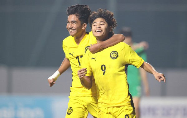 U.17 Malaysia thắng nghẹt thở Singapore, tạm soán ngôi đầu bảng của Việt Nam U.17 Malaysia thắng nghẹt thở Singapore, tạm soán ngôi đầu bảng của Việt Nam