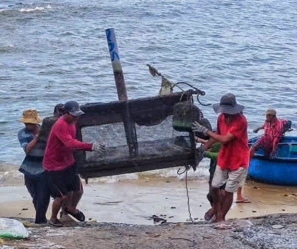 Ứng phó bão số 13 Kalmaegi: Người dân Đắk Lắk gia cố nhà cửa, di dời bè nuôi tôm hùm