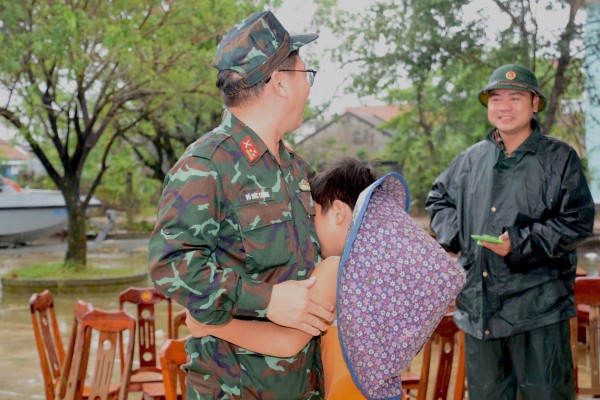 Vào rốn ngập Hòa Thịnh, Sư đoàn 315 cùng dân vực dậy sau lũ dữ Vào rốn ngập Hòa Thịnh, Sư đoàn 315 cùng dân vực dậy sau lũ dữ