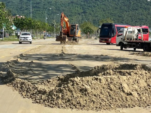 Ven biển Đà Nẵng ngổn ngang sau bão Kalmaegi, các đội hình xung kích ra quân