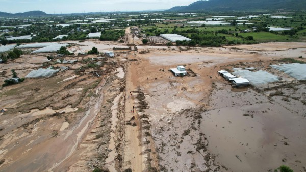 Vỡ hồ chứa nước ở Tuy Phong: Dự án nằm trên đất rừng hay đất nông nghiệp?