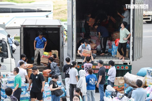 'Vỡ trận' đăng ký, 1.000 tình nguyện viên chen nhau xin trực vì vùng lũ miền Trung