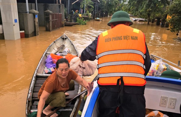 Vùng trũng Đà Nẵng ngập sâu, chiến sĩ biên phòng vào tâm lũ tiếp sức người dân
