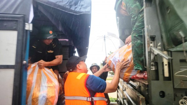 Vùng trũng Đà Nẵng ngập sâu, chiến sĩ biên phòng vào tâm lũ tiếp sức người dân