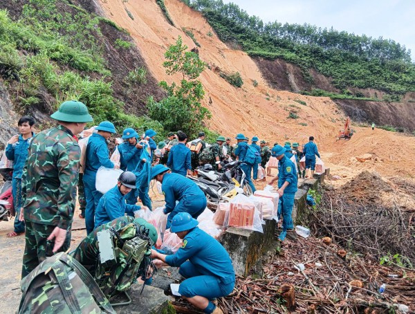 Xuyên rừng, vượt sạt lở cõng lương thực cứu trợ ngàn hộ dân bị cô lập Xuyên rừng, vượt sạt lở cõng lương thực cứu trợ ngàn hộ dân bị cô lập