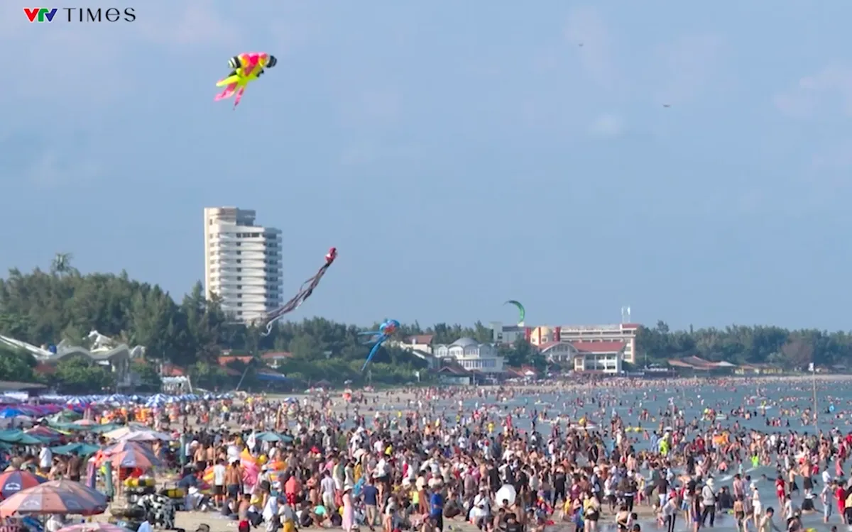 Khu vực bãi Sau Vũng Tàu luôn đông đúc du khách tắm biển vào cuối tuần và các ngày lễ, Tết. Ảnh: TL.

