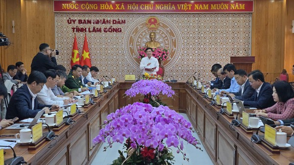 Sạt lở gần cầu Đơn Dương, di dời khẩn cấp 6 hộ dân