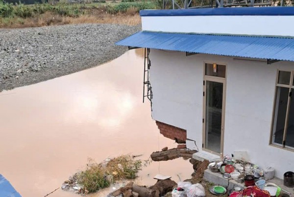 Sạt lở gần cầu Đơn Dương, di dời khẩn cấp 6 hộ dân