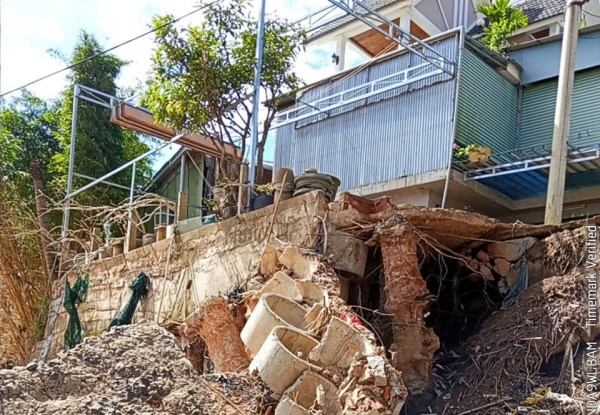 Sạt lở gần cầu Đơn Dương, di dời khẩn cấp 6 hộ dân