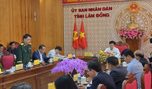 Sạt lở gần cầu Đơn Dương, di dời khẩn cấp 6 hộ dân