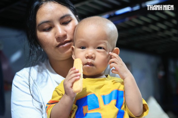 Bé trai nguy cơ mất ánh sáng vì ung thư mắt, gia đình kiệt quệ cầu cứu Bé trai nguy cơ mất ánh sáng vì ung thư mắt, gia đình kiệt quệ cầu cứu