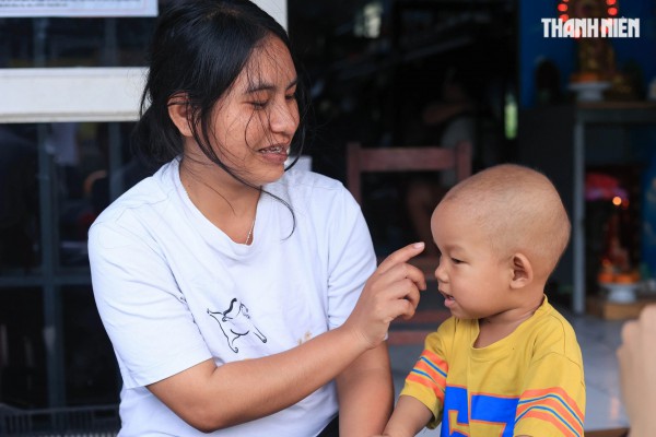 Bé trai nguy cơ mất ánh sáng vì ung thư mắt, gia đình kiệt quệ cầu cứu Bé trai nguy cơ mất ánh sáng vì ung thư mắt, gia đình kiệt quệ cầu cứu