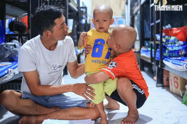 Bé trai nguy cơ mất ánh sáng vì ung thư mắt, gia đình kiệt quệ cầu cứu Bé trai nguy cơ mất ánh sáng vì ung thư mắt, gia đình kiệt quệ cầu cứu