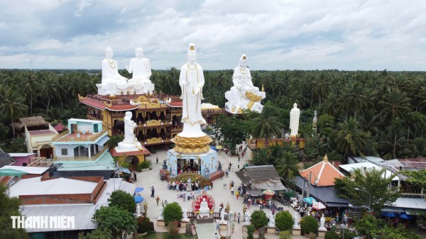 Chùa Mẹ Nam Hải nằm ngay ngã ba sông, được bao bọc bởi cây trái miệt vườn