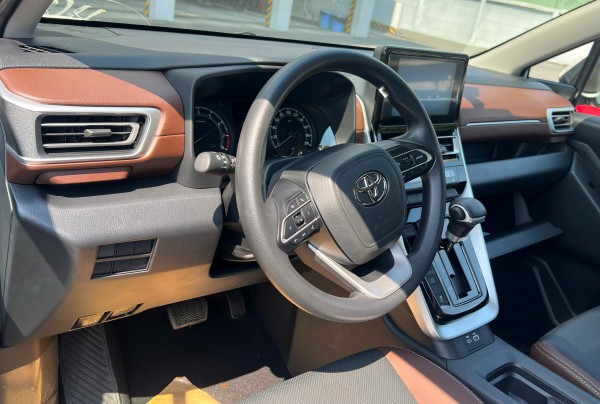 Toyota Innova Cross thêm bản mới tại Việt Nam: Giảm trang bị, giá 730 triệu đồng Toyota Innova Cross thêm bản mới tại Việt Nam: Giảm trang bị, giá 730 triệu đồng