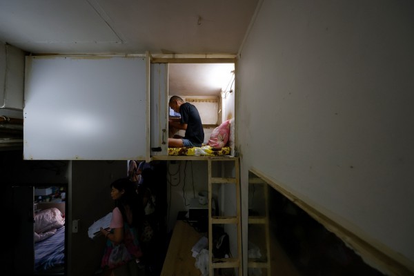 Tình trạng chung cư 'đất chật người đông' ở Hồng Kông