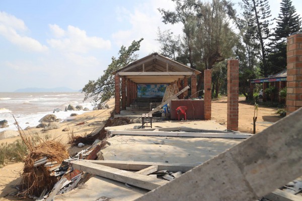 Huế: Bờ biển Hàm Rồng sạt lở nghiêm trọng