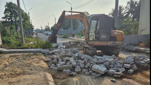 Vụ xây tường chắn ngang đường ở Nga Sơn: Người dân đã phá dỡ tường rào