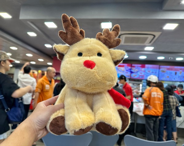 Xếp hàng dài mua gà rán để 'săn' tuần lộc: Cơn sốt Noel 2025 ở TP.HCM