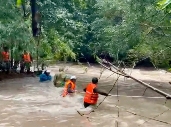 Khánh Hòa, Lâm Đồng lại ngập lụt, sạt lở sau đêm mưa lớn Khánh Hòa, Lâm Đồng lại ngập lụt, sạt lở sau đêm mưa lớn