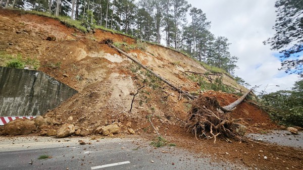 Khánh Hòa, Lâm Đồng lại ngập lụt, sạt lở sau đêm mưa lớn Khánh Hòa, Lâm Đồng lại ngập lụt, sạt lở sau đêm mưa lớn