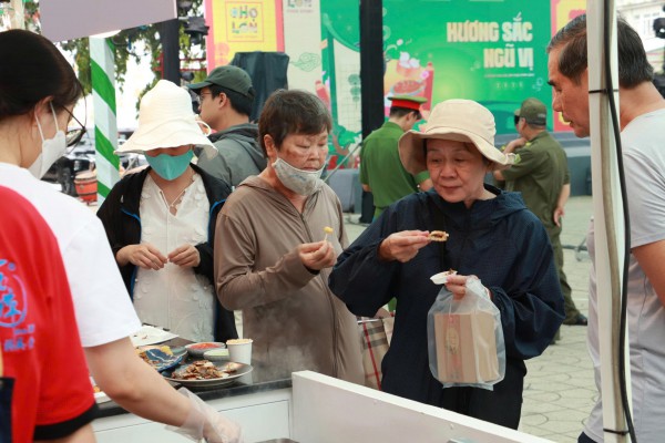 Lễ hội ẩm thực Chợ Lớn: Cả trăm món ngon hút khách xếp hàng từ sáng sớm