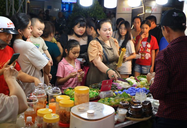 TP.HCM tối nay: 'Biển người' đổ về lễ hội ẩm thực ở ngôi chợ trăm tuổi