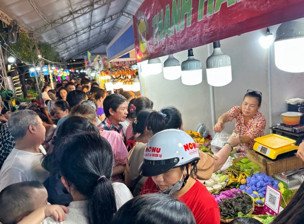 TP.HCM tối nay: 'Biển người' đổ về lễ hội ẩm thực ở ngôi chợ trăm tuổi