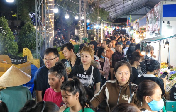 TP.HCM tối nay: 'Biển người' đổ về lễ hội ẩm thực ở ngôi chợ trăm tuổi
