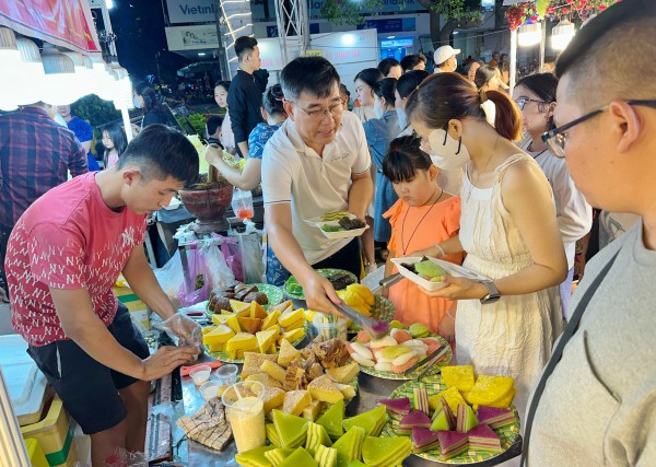 TP.HCM tối nay: 'Biển người' đổ về lễ hội ẩm thực ở ngôi chợ trăm tuổi
