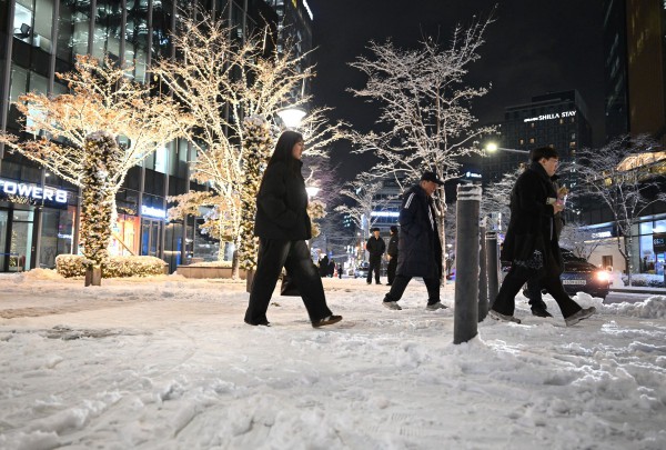 Tuyết rơi dày ở Seoul, chính quyền phải ban bố cảnh báo khẩn