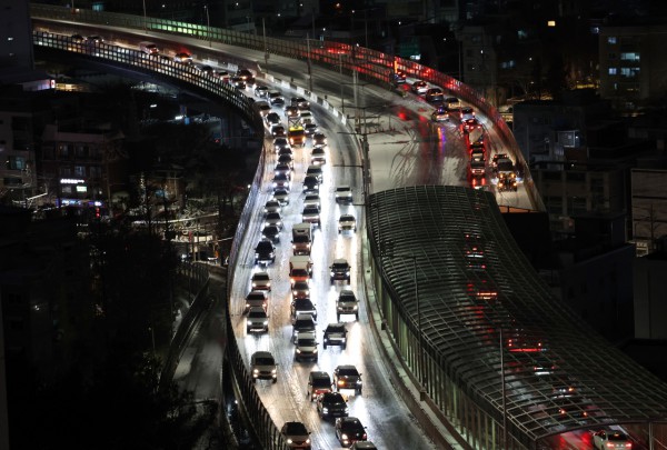 Tuyết rơi dày ở Seoul, chính quyền phải ban bố cảnh báo khẩn