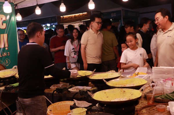 Lễ hội ẩm thực Chợ Lớn: Đông nghẹt khách ngày cuối tuần Lễ hội ẩm thực Chợ Lớn: Đông nghẹt khách ngày cuối tuần