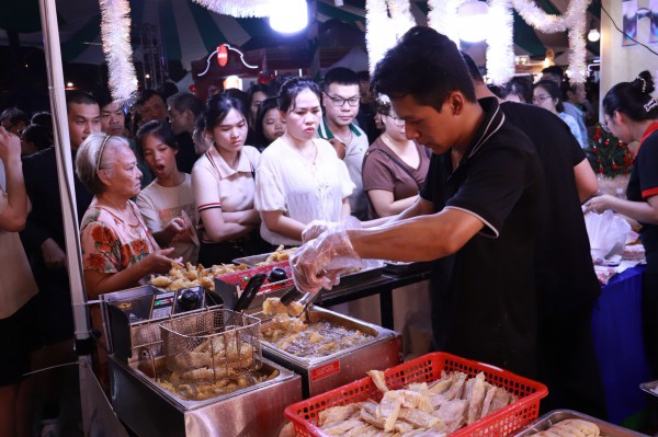 Lễ hội ẩm thực Chợ Lớn: Đông nghẹt khách ngày cuối tuần Lễ hội ẩm thực Chợ Lớn: Đông nghẹt khách ngày cuối tuần