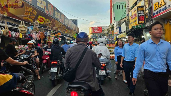 Để vỉa hè, lòng đường ở TP.HCM không bị 'nuốt chửng' Để vỉa hè, lòng đường ở TP.HCM không bị 'nuốt chửng'