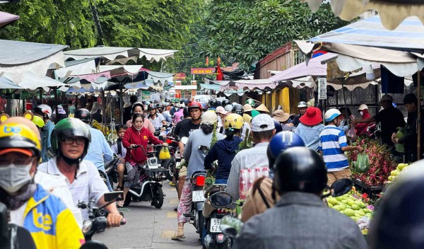 Để vỉa hè, lòng đường ở TP.HCM không bị 'nuốt chửng' Để vỉa hè, lòng đường ở TP.HCM không bị 'nuốt chửng'