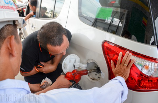 Vì sao nên tắt động cơ khi đổ xăng cho ô tô?