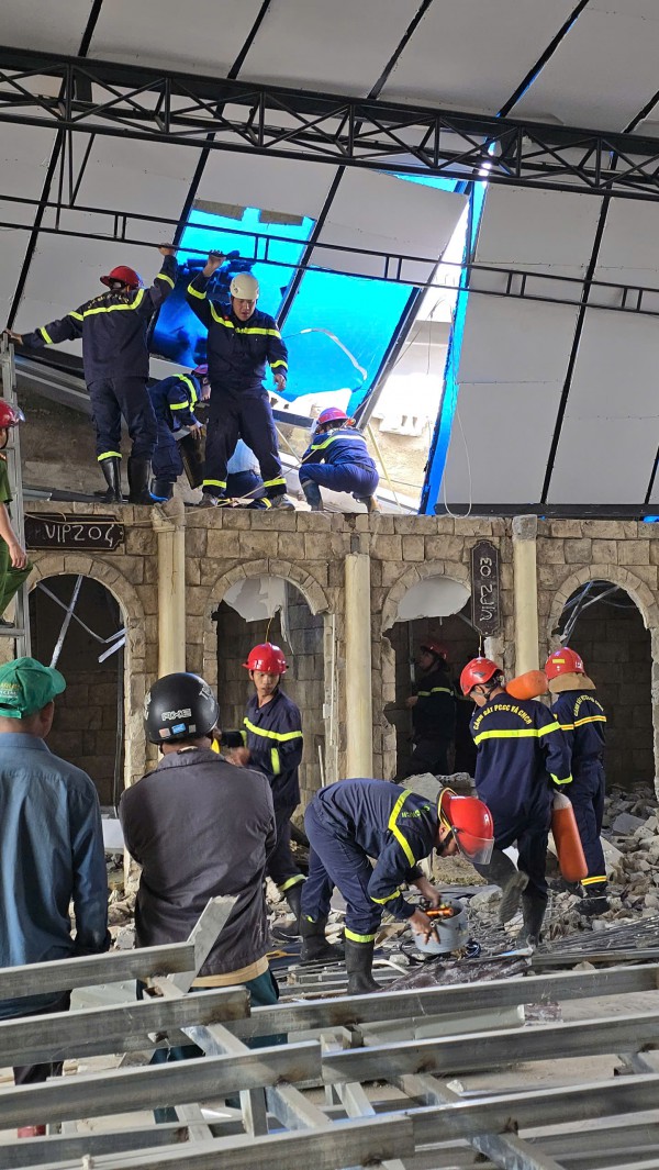 Bê tông sập đè mái nhà hàng ở Đà Lạt, một công nhân tử nạn