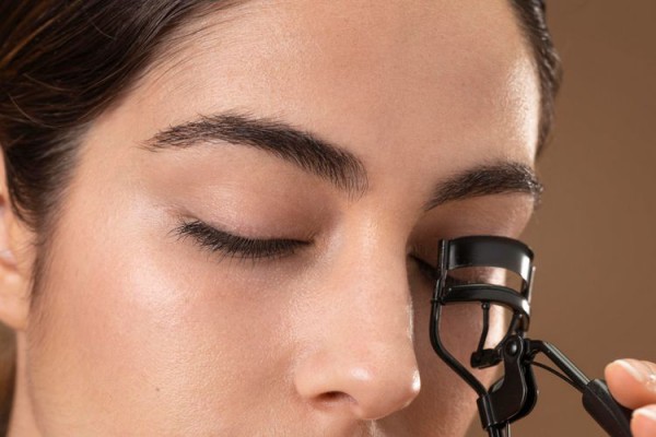 5 bí quyết trang điểm giúp đôi mắt trông to tròn, long lanh 5 bí quyết trang điểm giúp đôi mắt trông to tròn, long lanh