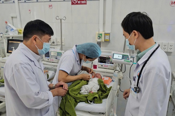 Bé gái sơ sinh bị vùi nửa người trong vườn cao su Bé gái sơ sinh bị vùi nửa người trong vườn cao su