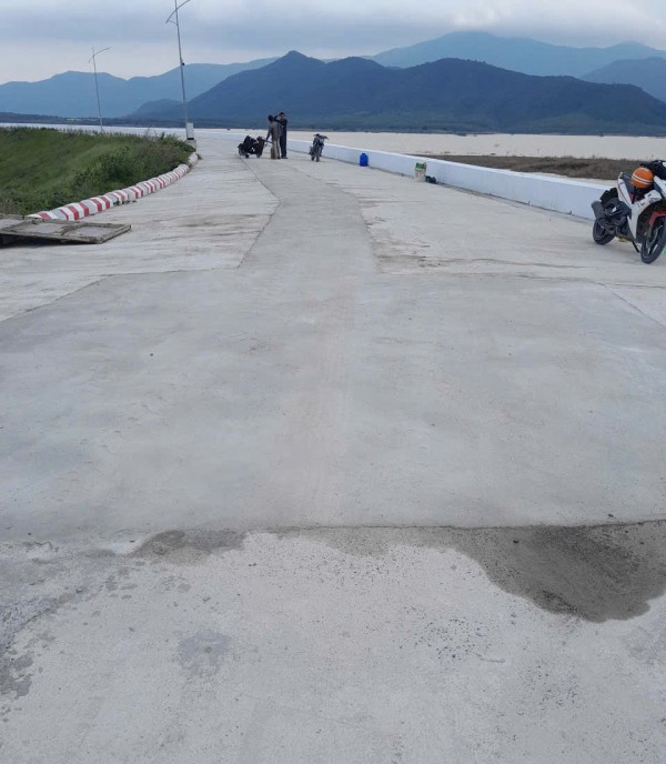 Mặt đập chính hồ chứa Sông Than ở Khánh Hòa xuất hiện vết nứt Mặt đập chính hồ chứa Sông Than ở Khánh Hòa xuất hiện vết nứt